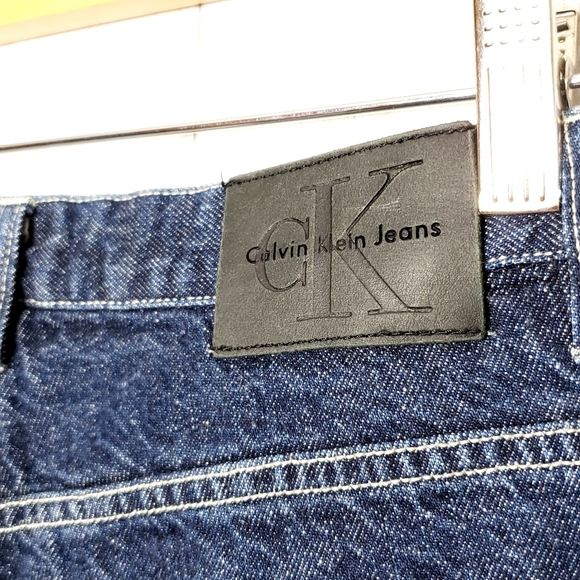 Calvin Kline Jeans Bleach Dipped Fray Hem Crop - Picture 8 of 9